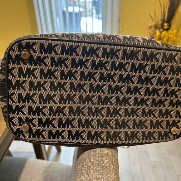 Michael Kors Signature Black and Tan Shoulder Bag - Picture 7 of 8